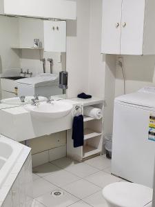 Kuchyň nebo kuchyňský kout v ubytování U Studios Paraparaumu Beach