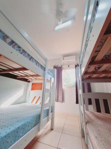 a bedroom with two bunk beds and a window at bairro Amambai - sobrado com 5 quartos e 5 banheiros in Campo Grande