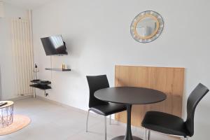 TV a/nebo společenská místnost v ubytování Ginkgo Studio - piscine, proche de la mer, Golf, WIFI