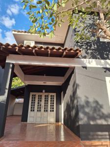 a front door of a house with a roof at bairro Amambai - sobrado com 5 quartos e 5 banheiros in Campo Grande