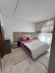 Ένα ή περισσότερα κρεβάτια σε δωμάτιο στο Appartement S2 haut standing meublé à Kantaoui +11 φωτογραφίες