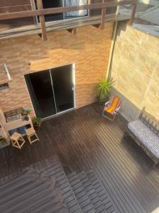 una vista aérea de un patio con un banco y sillas en Kitnet ofurô, en Florianópolis