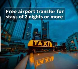 een taxibord met een stad op de achtergrond bij Boulevard Side Hotel in Baku