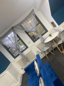 vista sul soffitto di un soggiorno con sedie blu di Blissfull dreams 1 bedroom apartment a Hull