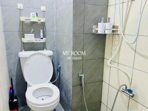une salle de bain avec toilettes et douche dans l'établissement My Room Sri Aman, à Kampong Lamanak 5 autres photos