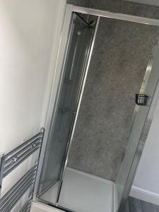 doccia con porta in vetro in camera di Blissfull dreams 1 bedroom apartment a Hull Altre 4 foto