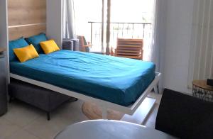 Postel nebo postele na pokoji v ubytování Ginkgo Studio - piscine, proche de la mer, Golf, WIFI + 30 fotografií