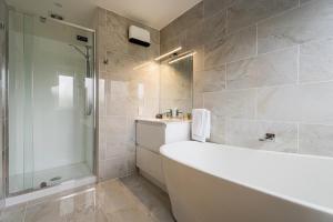 Koupelna v ubytování Waterfront Apartments Whitianga + 80 fotografií