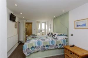 ein Schlafzimmer mit einem Bett und einem Fernseher darin in der Unterkunft Old Brewery Cottage - Elleanbeich - Isle of Seil 