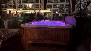 Φωτογραφία από το άλμπουμ του בראון 42 סוויטת גן 2 חדרים עם גקוזי מפנק במרפסת στο Εϊλάτ