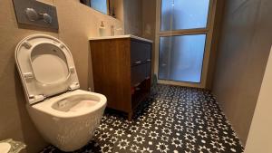 Ένα μπάνιο στο בראון 42 סוויטת גן 2 חדרים עם גקוזי מפנק במרפסת +14 φωτογραφίες