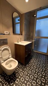 Ένα μπάνιο στο בראון 42 סוויטת גן 2 חדרים עם גקוזי מפנק במרפסת