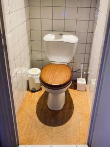 ein WC mit einem Holzsitz im Bad in der Unterkunft Chambre privée non verrouillée dans un appartement partagé - avec chien in Straßburg + 28 Fotos