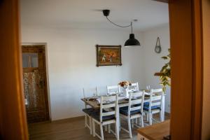 a dining room with a table and chairs at Ferienwohnung Peters (EG) in Hünfeld