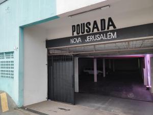 een toegang tot een gebouw met een parkeergarage bij Quarto casal in Cianorte