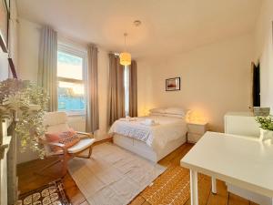 Voodi või voodid majutusasutuse 3-Bed Entire Garden Home, Walk to Beach toas