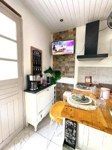 Kuchyň nebo kuchyňský kout v ubytování La Pierre des Ducs