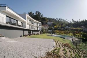 un edificio con un sendero junto a un patio en Ermal Terrace, en Vieira do Minho
