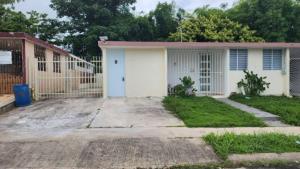 a white house with a gate in front of it at Hospedaje paz y amor in San Juan