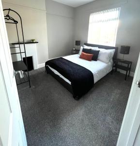 Voodi või voodid majutusasutuse 3-Bedroom Home in north Belfast- near Crumlin Rd Gaol toas