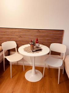 a white table and chairs in a room at Traumhaft modernes Zimmer mit 2 Einzelbetten Gemeinschaftsbad- WC in Aldingen +12 photos