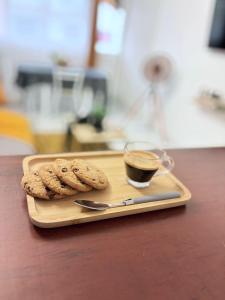 een dienblad met chocoladekoekjes en een kopje koffie bij Le Neo-Cayenne in Cayenne +7 foto's