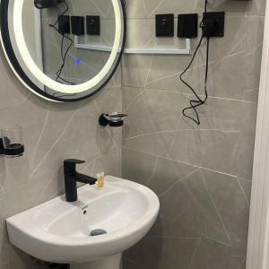 een badkamer met een wastafel en een spiegel bij نور هوستيل in Riyad