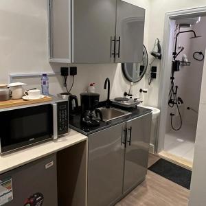 een keuken met een magnetron en een spoelbak bij نور هوستيل in Riyad +17 foto's