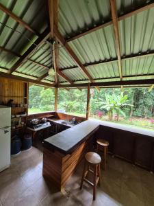 Kuchyň nebo kuchyňský kout v ubytování Barco Pirata-Beachfront jungle cabin