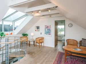 een woonkamer met een trap en een tafel bij Luxury Panoramic Cottage in Rindby-By Traum in Fanø