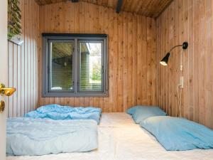 a room with two beds in a wooden wall at Seaside Escape in Sonderho - By Traum Ferienwohnungen in Fanø
