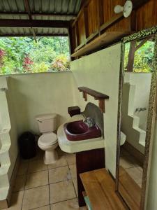 Koupelna v ubytování Barco Pirata-Beachfront jungle cabin