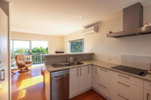 Kuchyň nebo kuchyňský kout v ubytování Beresford Bayview by Waiheke Pure