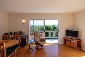 TV a/nebo společenská místnost v ubytování Beresford Bayview by Waiheke Pure