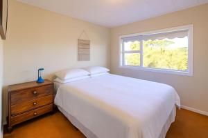 Postel nebo postele na pokoji v ubytování Beresford Bayview by Waiheke Pure