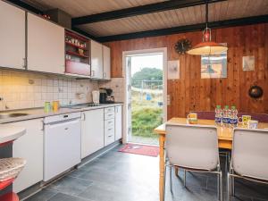 Η κουζίνα ή μικρή κουζίνα στο Enchanting Cottage Retreat in Fano-By Traum