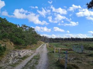 LiselejeにあるLuxury Retreat in Liseleje - By Traum Ferienwohnungenの畑中の未舗装道路