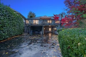 una grande casa con un passaggio di fronte di Renovated North Vancouver Gem a North Vancouver