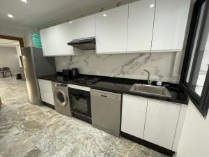 Kuchyň nebo kuchyňský kout v ubytování Appartement neuf luxe OLM Aviation à Rabat