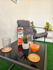 萨莱比梅Maison Zoé的一张桌子,上面放着两杯酒