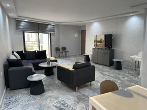 Posezení v ubytování Appartement neuf luxe OLM Aviation à Rabat