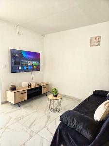 TV a/nebo společenská místnost v ubytování Maison Zoé