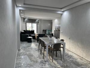 Posezení v ubytování Appartement neuf luxe OLM Aviation à Rabat