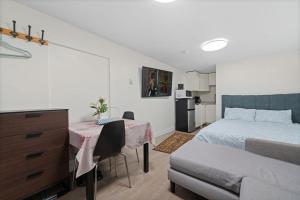 una camera da letto con un letto, un tavolo e una scrivania di Renovated North Vancouver Gem a North Vancouver