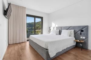 Un dormitorio con una cama grande y una ventana grande en Ermal Terrace, en Vieira do Minho 113 fotos más
