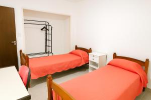 Un pat sau paturi într-o cameră la J Y C Apart