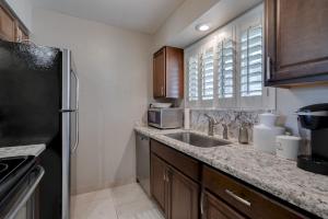 Η κουζίνα ή μικρή κουζίνα στο Beautiful Poolside Old Town Scottsdale Condo
