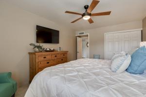 Ένα ή περισσότερα κρεβάτια σε δωμάτιο στο Beautiful Poolside Old Town Scottsdale Condo