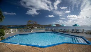 una piscina con vista sull'acqua di Point Pleasant Resort a Frydendal