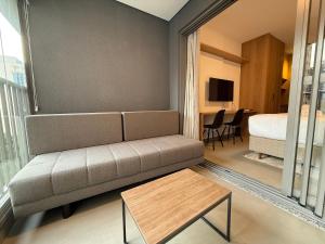 a living room with a couch and a table at On Jurupis in Sao Paulo